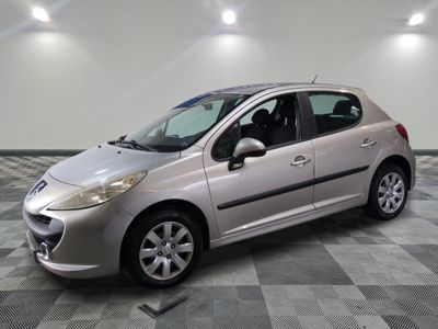 la photo d'une voiture argentée garée dans un garage
