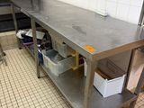 une table de travail en acier inoxydable dans une cuisine professionnelle