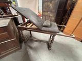 une table sur laquelle est posé un morceau de bois