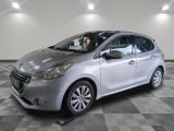 la photo d'une voiture argentée garée dans une salle d'exposition