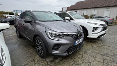 de nombreuses voitures garées sur le parking