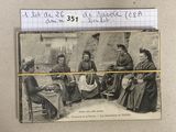 une vieille photo d'un groupe de personnes assises autour d'une table