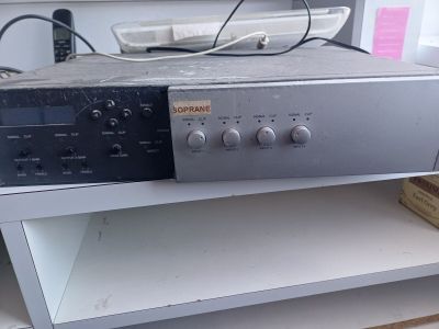 une photo d'une chaîne hi-fi posée sur une étagère