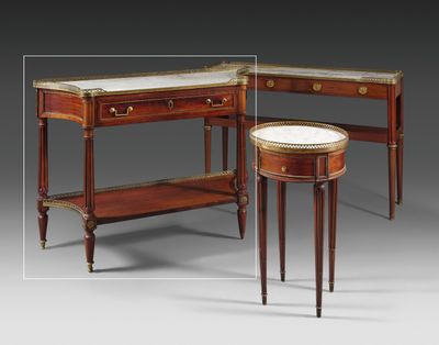 une paire de tables d'appoint de l'époque de George II, en acajou avec plateau en marbre