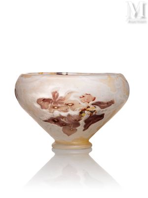 un bol blanc orné d'un motif marron et blanc