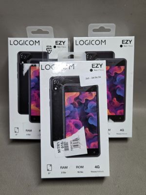 trois boîtes contenant des coques de téléphone noires et violettes posées sur une table