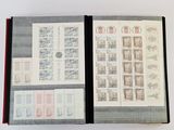 un livre ouvert, orné de timbres, posé sur une surface blanche