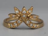 l'image d'une bague en or ornée de diamants