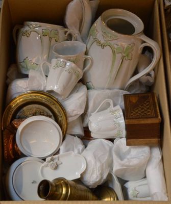 une boîte remplie de tasses à café et de soucoupes