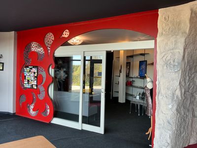 un bâtiment rouge et blanc doté d'une grande porte vitrée