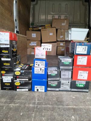 beaucoup de cartons à l'arrière d'un camion