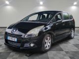 la photo d'une voiture noire garée dans un garage