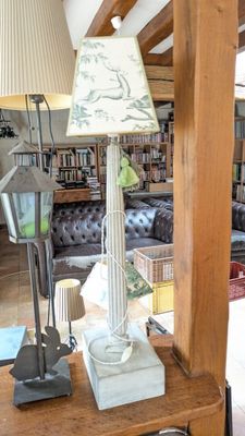 une lampe posée sur une table dans un salon
