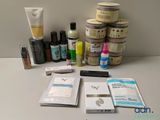 de nombreux types de produits de soins de la peau sur la table