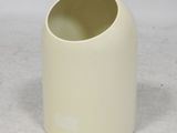 un vase blanc posé sur une table