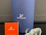 une figurine en cristal représentant un taureau et une boîte de Swarovski