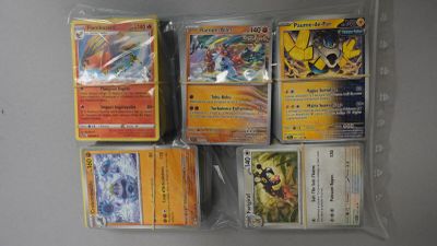 il y a beaucoup de cartes Pokémon dans le sac posé sur la table