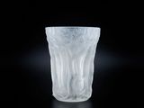 une tasse en verre posée sur une table