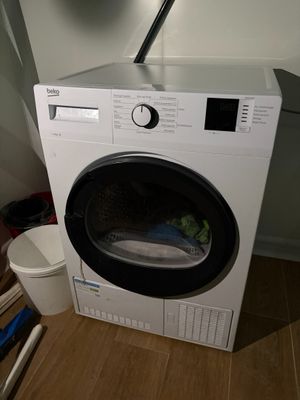 une photo d'une machine à laver dans un coin d'une pièce