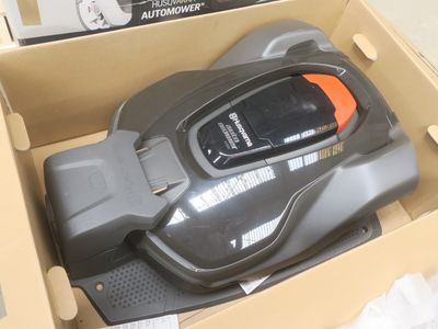 une boîte avec une télécommande à l'intérieur