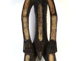 figurine en bois représentant un homme portant un haut-de-forme et une canne