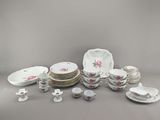 un groupe de plats, de tasses et de soucoupes en porcelaine