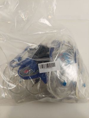 un sac en plastique contenant une petite voiture