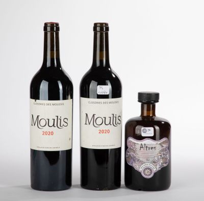trois bouteilles de vin posées l'une à côté de l'autre sur une table