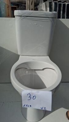 des toilettes blanches avec une étiquette de prix dessus