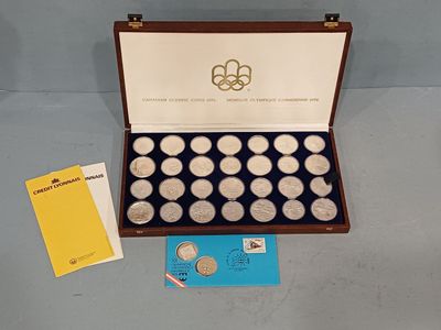 une photo représentant une boîte de pièces d'argent accompagnée d'une carte et d'un livret