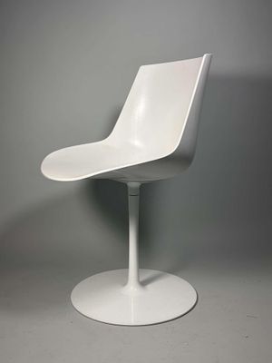 une chaise blanche posée sur un socle blanc