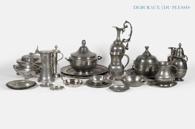 une assiette en argent et des couverts en argent sur fond blanc
