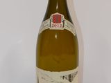 une bouteille de vin posée sur une table