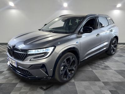 un SUV Volvo QX gris de 2020 garé sur un sol à damier