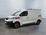 la photo d'une camionnette blanche garée dans une pièce