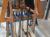 un cadre en bois sur lequel sont posés des outils