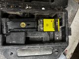 une boîte noire sur laquelle se trouve un bouton jaune