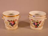 une paire de vases en porcelaine ornés de motifs floraux, posés sur une table