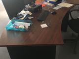 un bureau équipé de deux écrans et d'un clavier