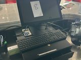 un ordinateur portable posé sur une table dans un restaurant