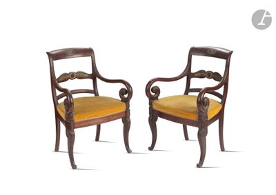 paire de chaises anciennes avec des coussins rembourrés jaunes