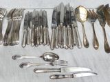beaucoup de cuillères et de fourchettes en argent sur la table