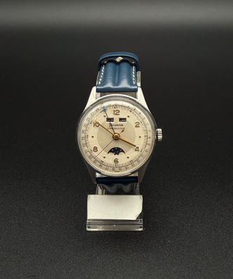 un gros plan d'une montre-bracelet posée sur un support