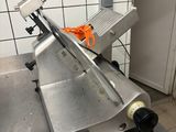 une machine posée sur une table dans une cuisine