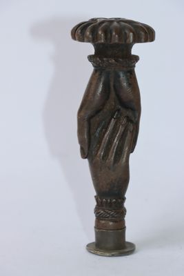 une petite statue en bronze représentant une femme tenant un vase