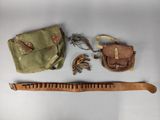 un peigne en bois, un sac et une paire de ciseaux posés sur une table