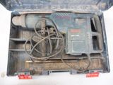 un outil dans une boîte à outils contenant un cordon