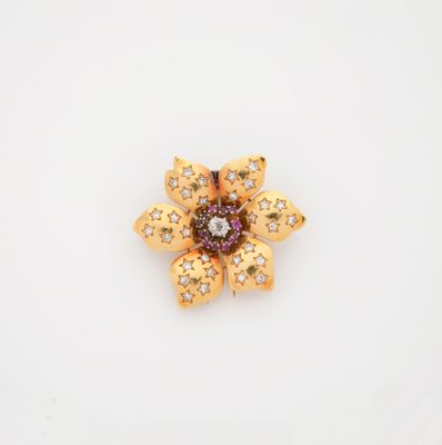 une image représentant une broche en forme de fleur en or sertie de diamants, sur fond blanc
