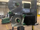 une image représentant une machine dans une usine, avec un tapis roulant au premier plan