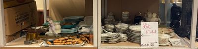 beaucoup de produits alimentaires exposés dans la vitrine d'un magasin